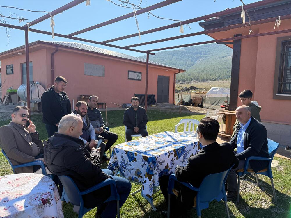 Kaymakamımız Sn. Nurullah Cemil Erciyas, Mesthöyük Mahallesi’nde yapımı tamamlanarak teslim edilen deprem evlerinde ailelerimizi ziyaret etti